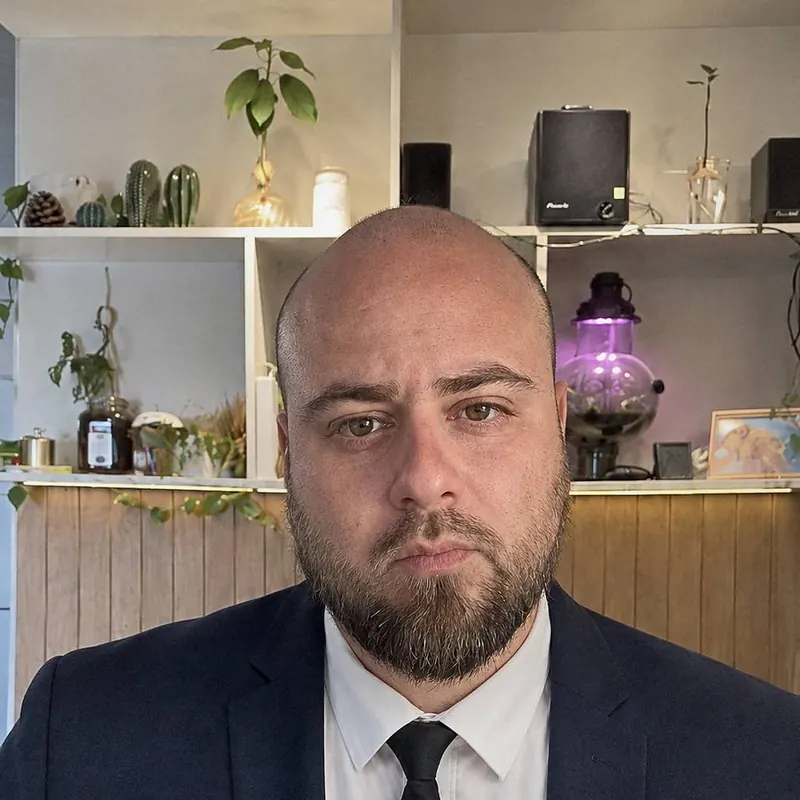 Владислав Хололов
